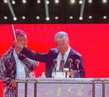 開學(xué)典禮下起大雨校長婉拒遞上的雨傘 稱要和同學(xué)們共淋一場雨