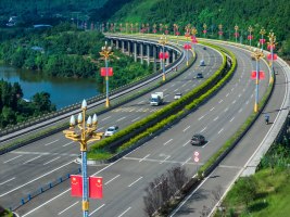 大街小巷披上“中國紅” 節(jié)日氛圍濃厚