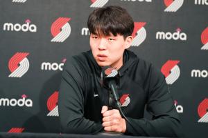 楊瀚森參加開拓者隊(duì)媒體日活動 展現(xiàn)風(fēng)采