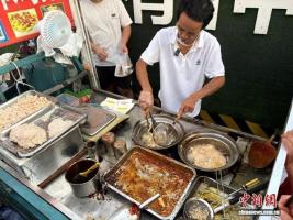 鸡排哥炒粉哥接连走红，情绪价值成假日文旅新密码