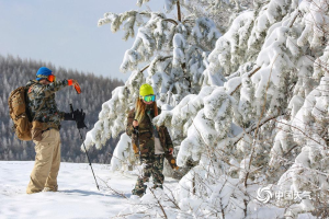 河北草原天路迎降雪 游客滑雪打卡乐享其中
