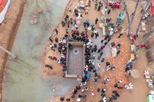 河南贾鲁河源头复涌形成温泉大集 枯井复涌引游客热潮