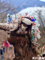 90后女孩坚持三年爬山捡垃圾 环保从我做起