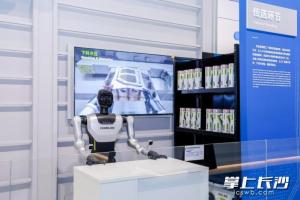 长沙造人形机器人亮相中国制造成就展 彰显中国智造实力