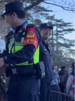 好暖！民警雪中被大小朋友排队要雪球