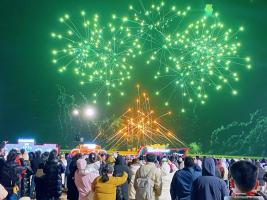 上海：海上烟花绽放迎新年 点亮新年愿望