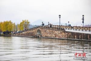 杭州西湖烟雨如画 新年首场烟雨迎游客