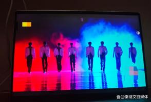 王嘉尔时代少年团合唱《对你爱不完》 跨代合作燃炸舞台