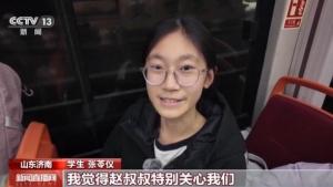 为学生挨个掸雪的热心司机找到了 温暖举动获赞无数