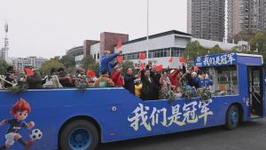 永州市民打卡湘超冠军花车 共享足球荣耀时刻