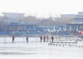 北京各大冰场因气温偏高暂未开放，什刹海正筹备