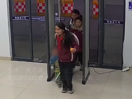 警察叔叔，我们在马路边‘捡’了个小孩！小孩姐们捡回个2岁小朋友