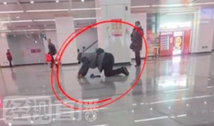 官方回应地铁环卫工人跪着擦地：系偶发事件，不建议乘客站内饮食