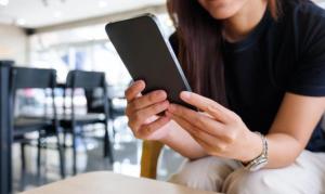 女子淫秽群获取贩卖获刑 90后女子因牟利被判刑