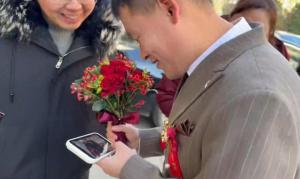 班主任婚礼当天视频督促学生学习 爱操心的老师抽空结婚