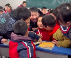 太可爱了！小孩哥为全班“免作业”扛下所有