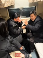 女子被71岁初中老师叫出名字后哭了 师生情深引发共鸣