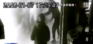 小车起火路人喊来洒水车喷水 轿车自燃一群陌生人默契分工灭火