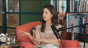 章泽天完全不给孩子看社媒 希望越晚越好