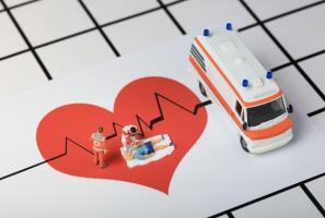 “掐人中”应对晕厥不科学 专家详解正确急救方法