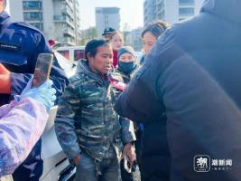 小伙工地旁卖10元管饱卤肉饭爆火 工地“子涵”们走红网络