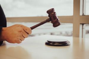 男子家中容留2女卖淫被判刑 从中抽成获利