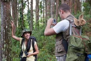 俄罗斯一地暴雪堆出公寓楼高雪坡 硬核生存挑战