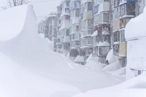 俄远东遇罕见极端暴雪 积雪超2米 堪察加进入紧急状态