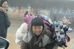 破防了！放寒假小学生背着一堆行李笑容藏不住