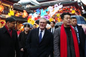 英首相：我有LABUBU 很会用筷子 上海之行展现文化交流