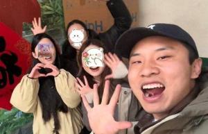 徐志胜回家过年忙成“接客松” 亲切笑容迎乡亲