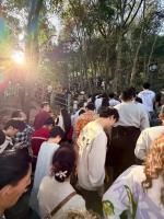 天下第一财神庙劝返游客：前方无厕所 人潮汹涌限流登顶