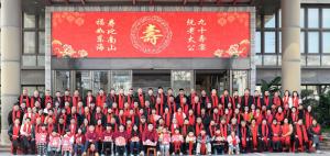 一大家子围坐一堂合拍全家福 四世同堂200余人齐聚