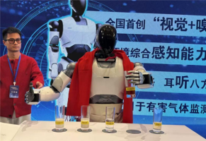 全国首个!机器人"大壮"能闻味儿了 嗅觉精度超人类