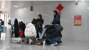 男子列车上突发急病多方合力施救 爱心接力挽救生命