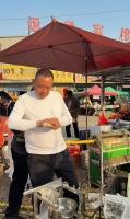 于东来退休后在老家卖甘蔗 边吃边叫卖 反差行为刷屏全网