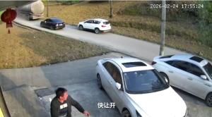 云南一罐车从山路溜车冲下 2车被撞 司机跳车逃生未伤人