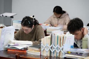 考研上岸 从“必选项”到“风险项”的转变