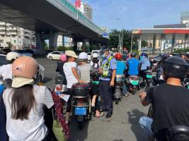 北京今年将加大整治非机动车闯红灯 驾驶与乘坐电动车都要戴头盔