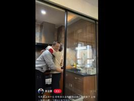 李亚鹏元宵节拥抱83岁妈妈 温情传递爱意