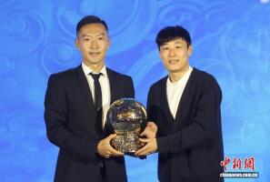 王霜获2025中国女子金球奖 五度加冕荣誉