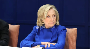 戏剧性画面公开！希拉里一度愤怒拍桌离场