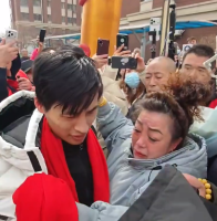 男子失散25年认亲姑姑大哭 异国寻根终团聚