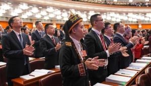 政府工作报告:支持推广中小学春秋假 落实职工带薪错峰休假制度