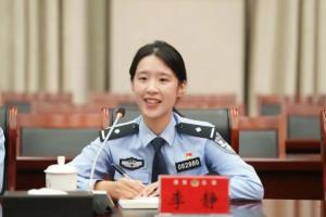 向每一位闪闪发光的她致敬 双面女警的多彩人生