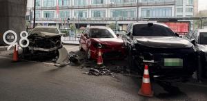 杭州一特斯拉凌晨冲进停车场 多车受损幸无人员伤亡