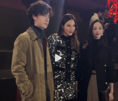 巴黎时装周同框名场面来了！张钧甯谷爱凌王一博互让C位