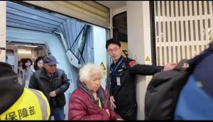 滞留中东台胞平安抵沪说总算安全了 踏上祖国土地安心归家