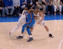 多尔特危险动作被吹罚一级恶意犯规 肘击约基奇眼部