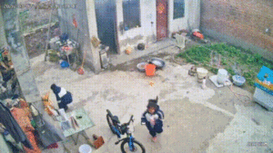 厨房着火俩留守儿童从容灭火 临危不乱获赞